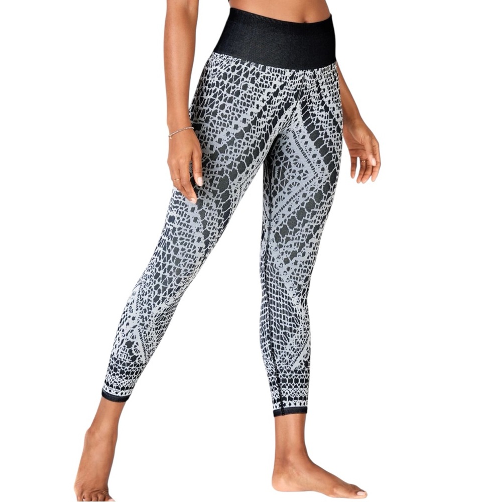 NWT Fabletics High-Waisted Seamless Lace Capri size Medium in Black Grey